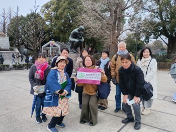 04_ロダン作の彫刻「考える人」の前でグループ写真.jpg