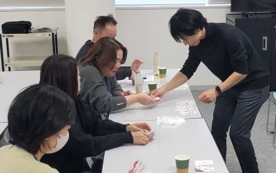 リサイズ_カードマジックのワークショップの様子.jpg