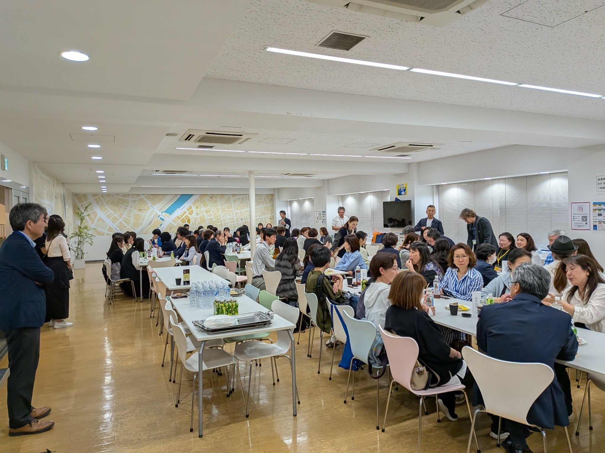 04_茶話会で挨拶をする こうよう会 太田会長.jpg