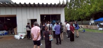 リサイズ３．ガレージ見学の様子.jpg