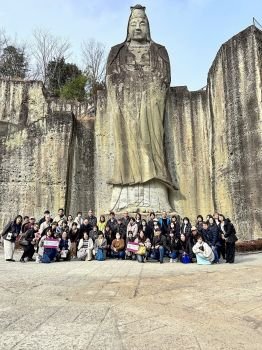 06_平和観音を背景に記念写真.jpg