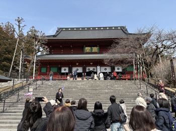 01_日光山輪王寺のガイドさんの説明を聞くご父母.jpg