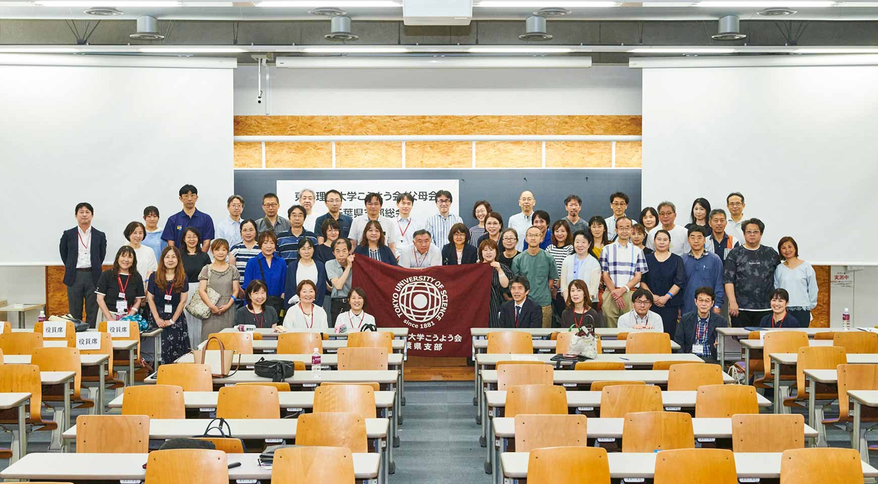 支部会の懇親会で交流する保護者の様子