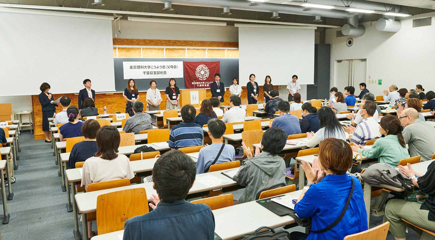 支部会で部活動を応援する参加者の様子