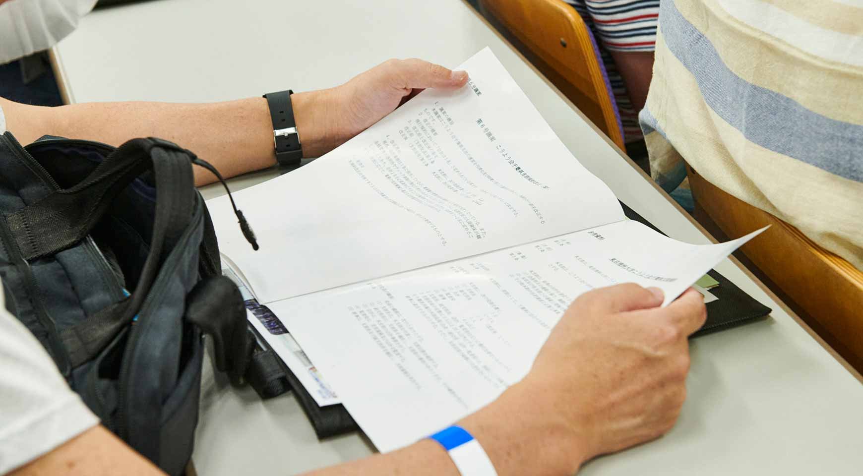 支部会イベントで保護者同士が情報交換している様子