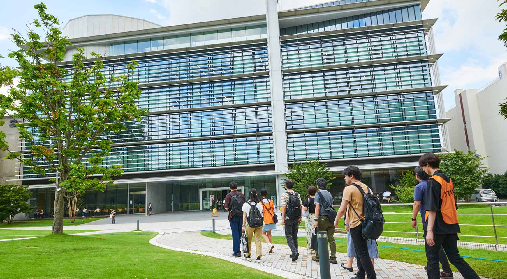 父母キャンパスデーの全体会場で説明を受ける参加者の様子