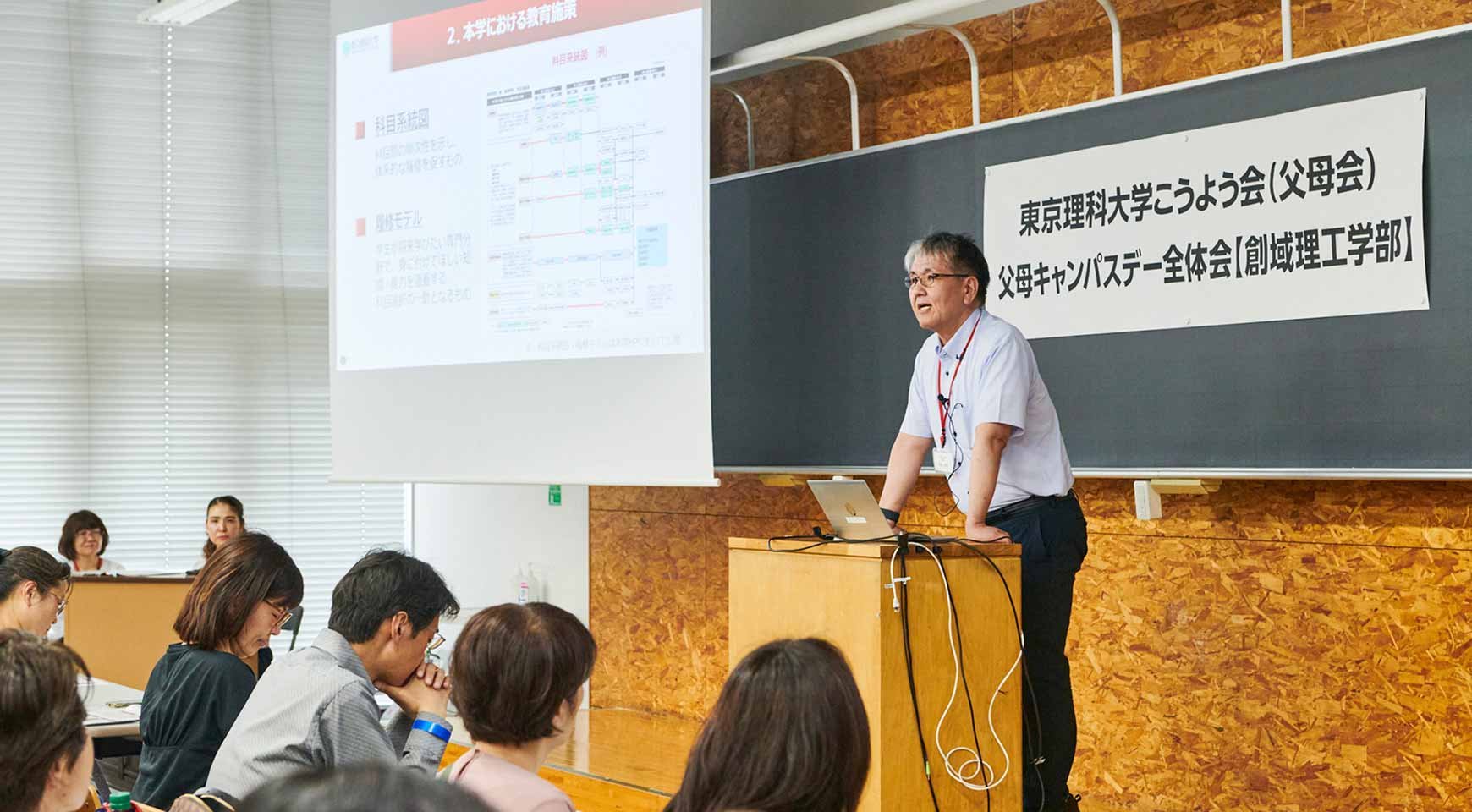 学生スタッフによるキャンパスツアーで施設を案内している様子