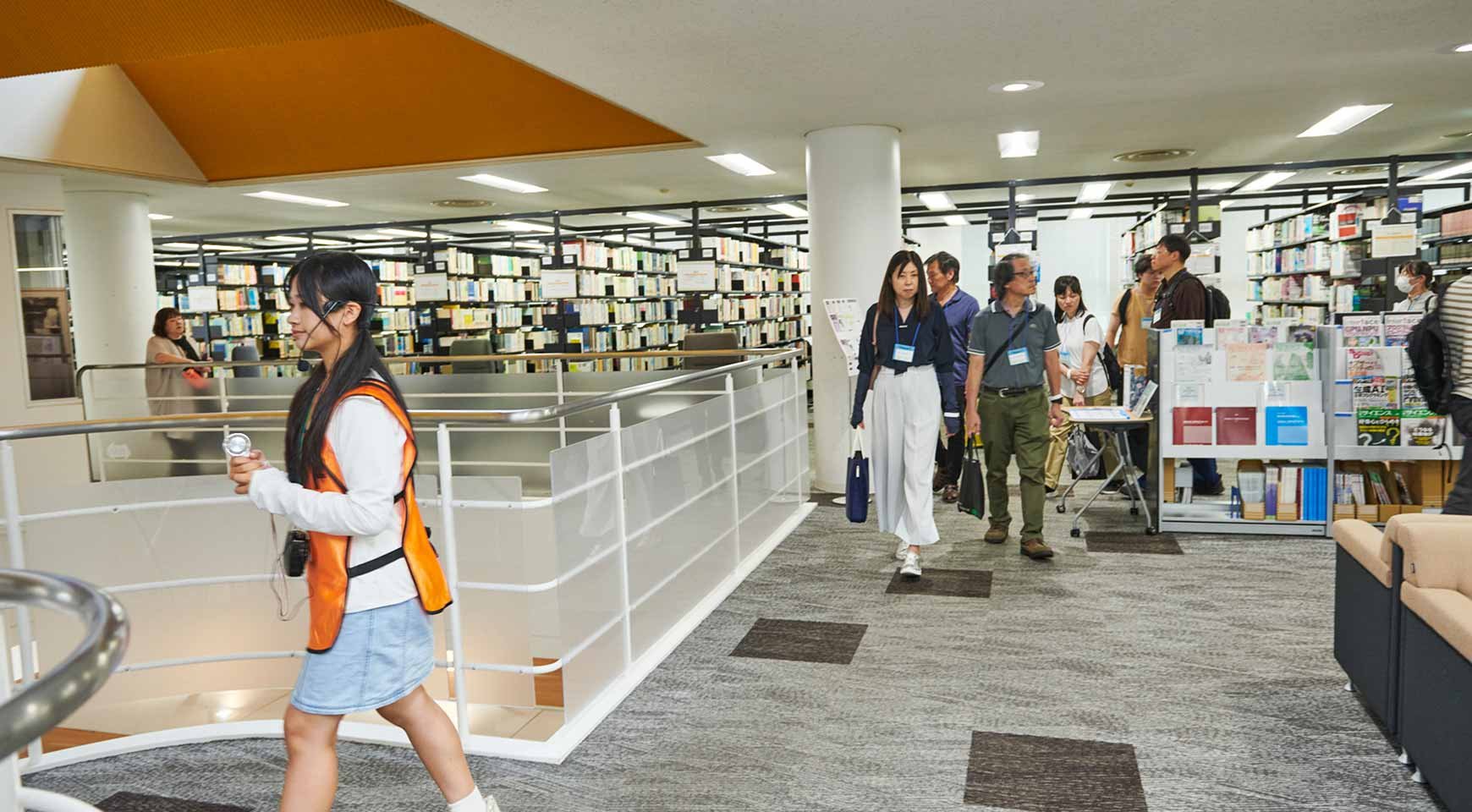 教員による個別相談ブースで面談を行う様子