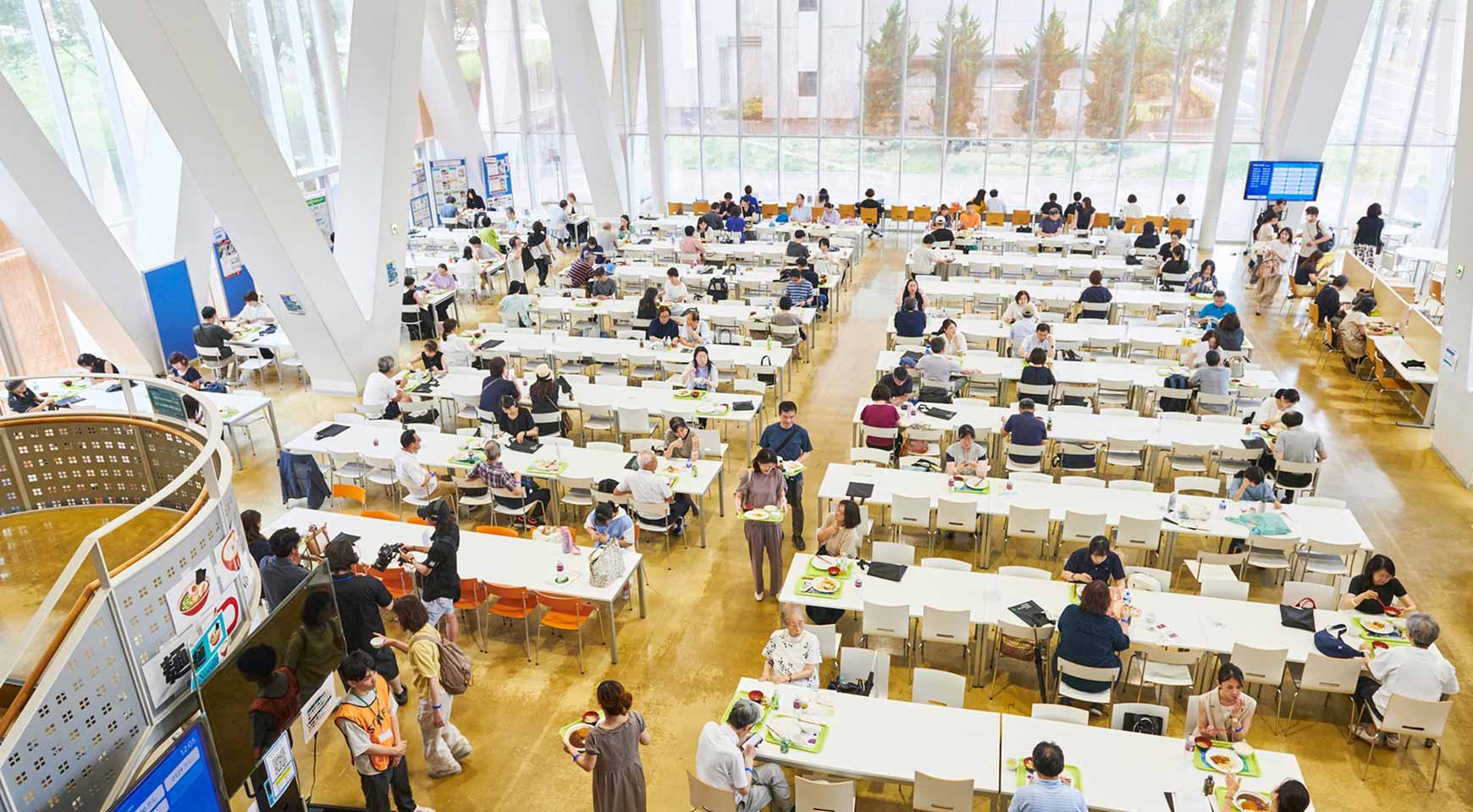 キャンパス内の施設を見学する参加者の様子