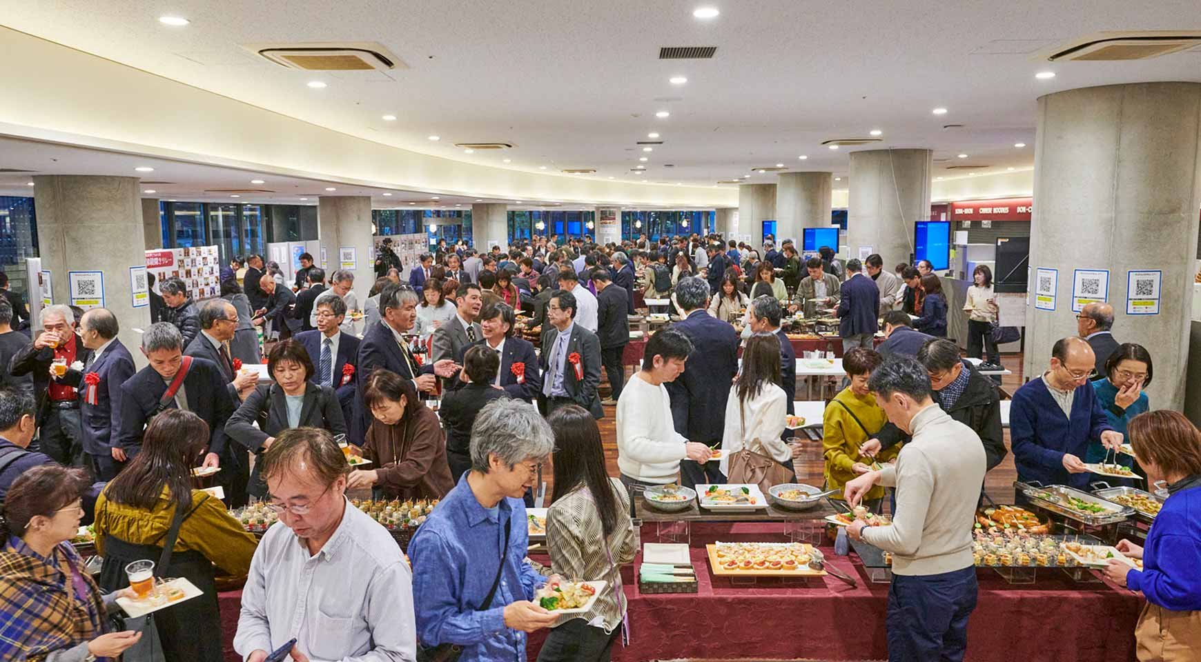 分科会で教職員と個別相談を行う保護者の様子