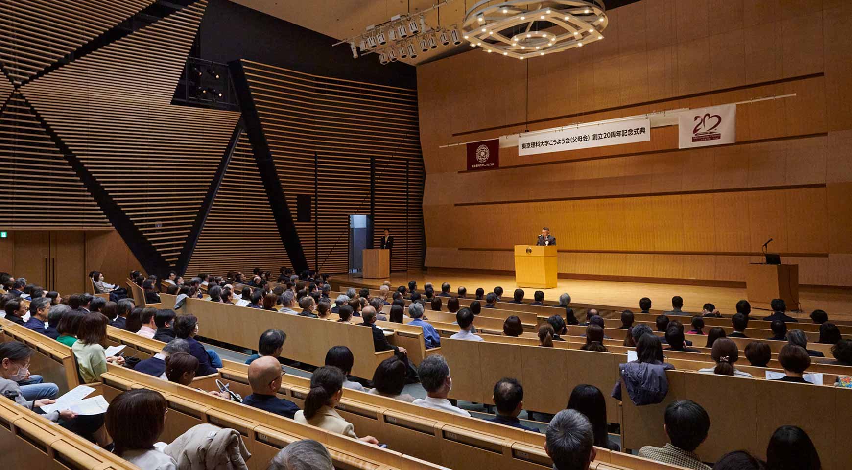 茶話会で保護者同士が交流している様子