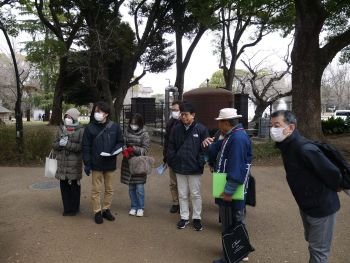 08_上野公園の父 ボードワン博士像の説明に聞き入る.jpg