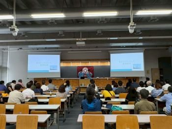 リサイズ１．講演会の様子.jpg