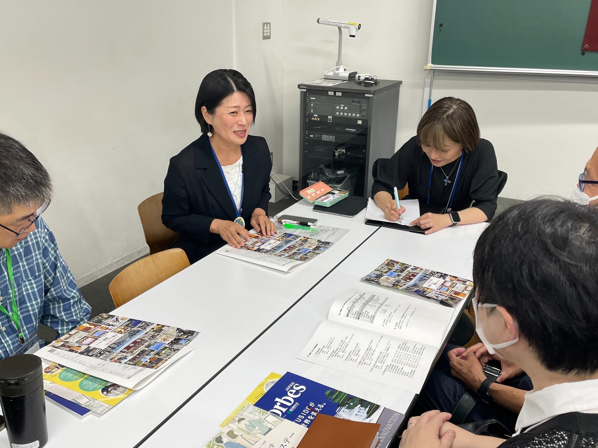 02_資料を参考に会話がはずむ「話そう会」.jpg